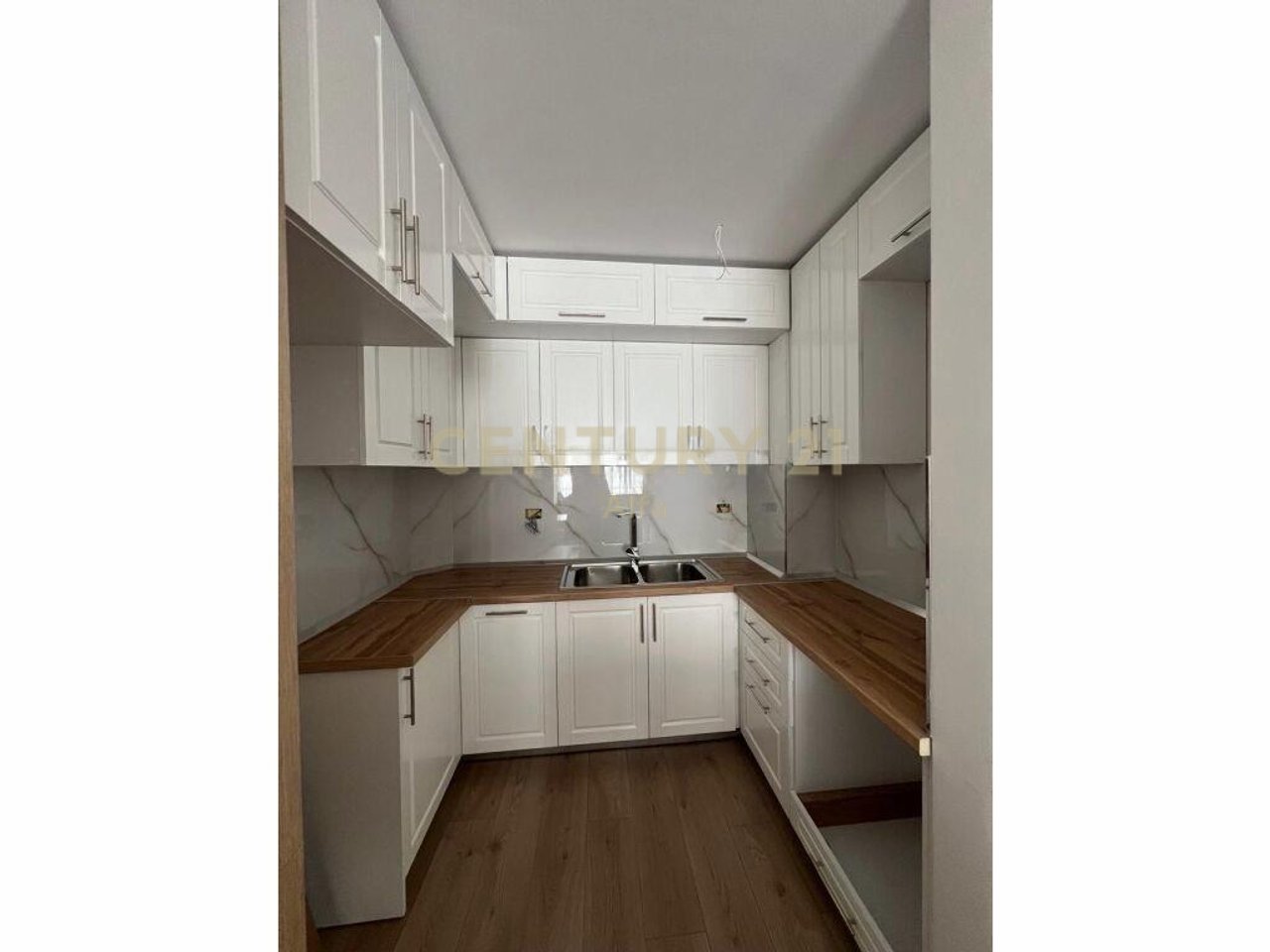 SHITET APARTAMENT NË VIJË TË PARË, LUNGOMARE