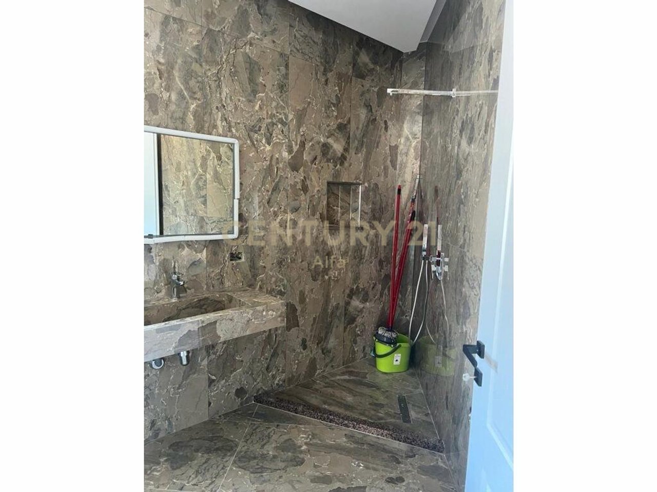 SHITET APARTAMENT NË VIJË TË PARË, LUNGOMARE