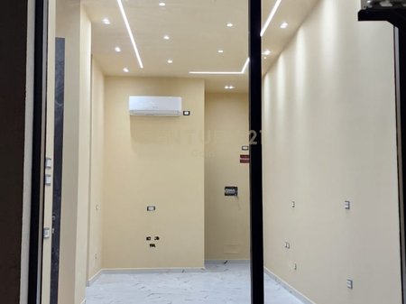Locale Commerciale In Affitto in Piazza Skënderbej (Centro), Via Durrës - 1150€ | 32.8 m²