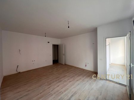 YZBERISHT, APARTAMENT 1+1 PER SHITJE