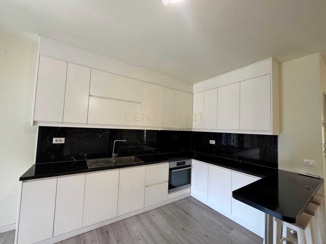Apartment 2+1 for rent on Dritan Hoxha Street, Laprakë