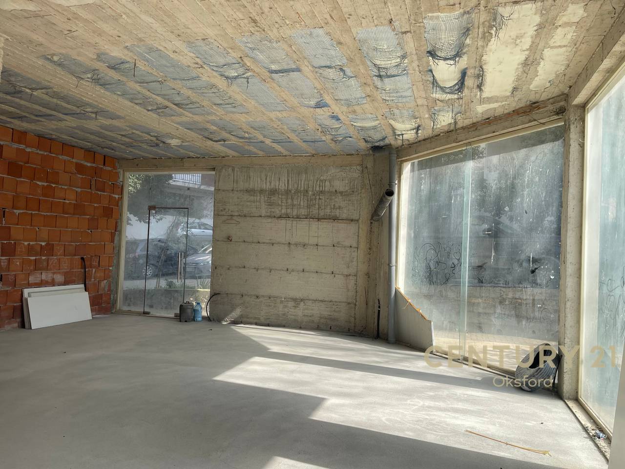 71.83 m2 SIPER FAQE TREGTARE PËR SHITJE NË ZONËN E FRESKUT.