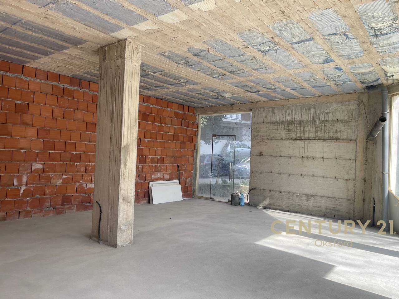 71.83 m2 SIPER FAQE TREGTARE PËR SHITJE NË ZONËN E FRESKUT.