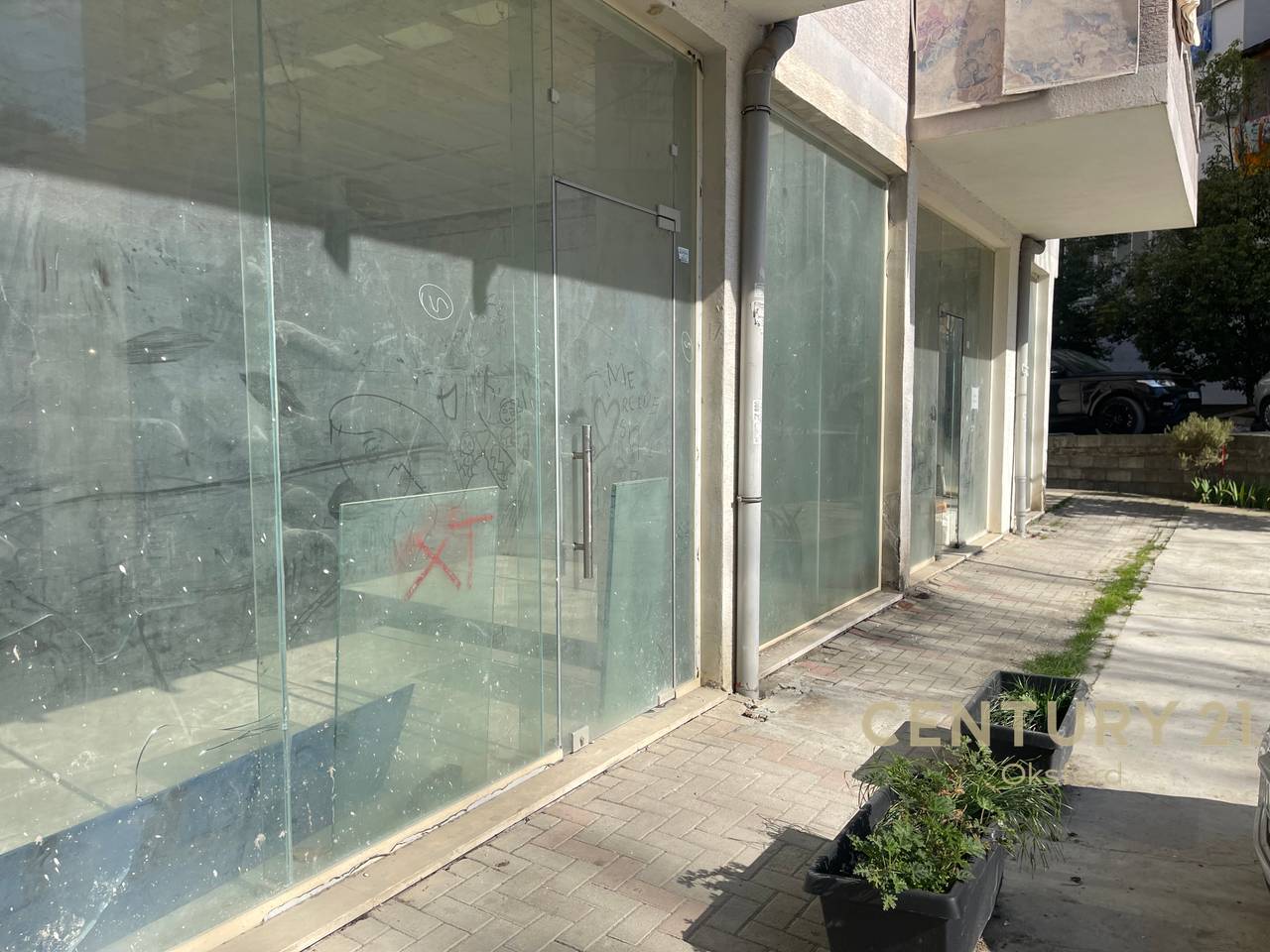 43.28 m2 SIPERFAQE TREGTARE PËR SHITJE NË ZONËN E FRESKUT.