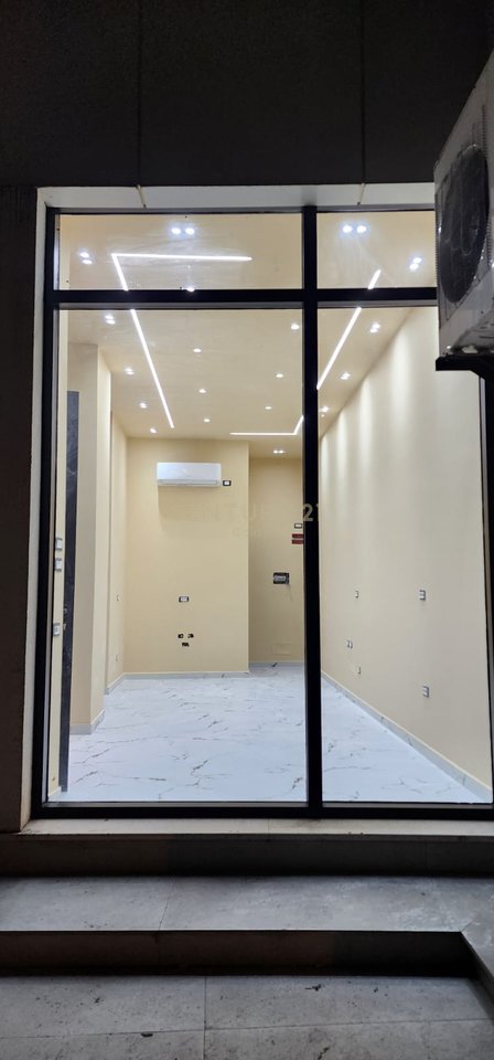Locale Commerciale In Affitto in Piazza Skënderbej (Centro), Via Durrës - 1150€ | 32.8 m²