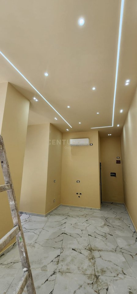 Locale Commerciale In Affitto in Piazza Skënderbej (Centro), Via Durrës - 1150€ | 32.8 m²