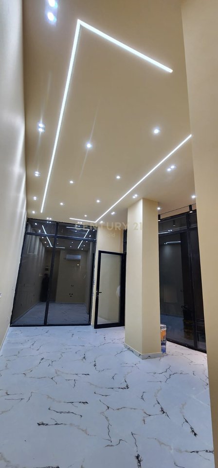 Locale Commerciale In Affitto in Piazza Skënderbej (Centro), Via Durrës - 1150€ | 32.8 m²