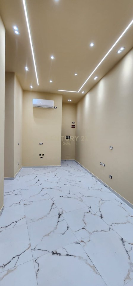Locale Commerciale In Affitto in Piazza Skënderbej (Centro), Via Durrës - 1150€ | 32.8 m²