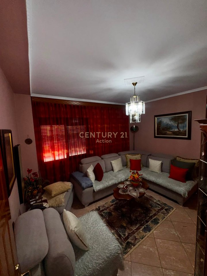 Jepet me qira apartament 2+1+2 me 3 ballkone – Rruga e Kavajës