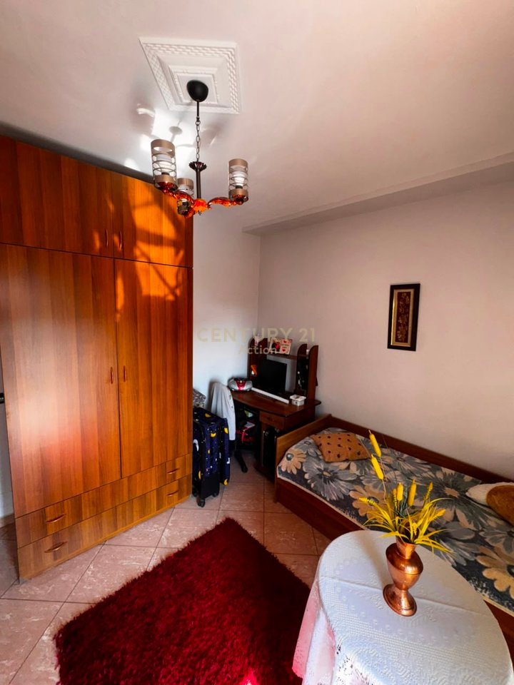 Jepet me qira apartament 2+1+2 me 3 ballkone – Rruga e Kavajës