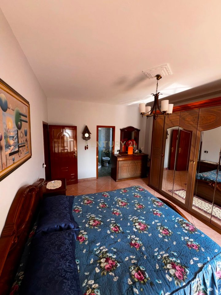 Jepet me qira apartament 2+1+2 me 3 ballkone – Rruga e Kavajës