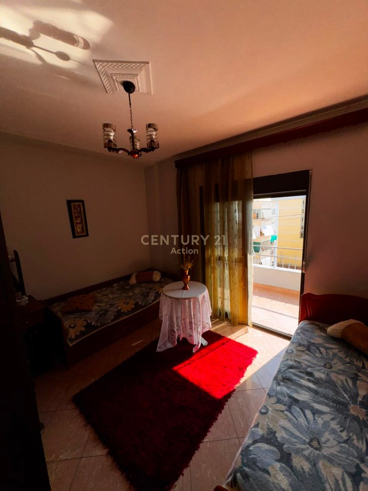 Jepet me qira apartament 2+1+2 me 3 ballkone – Rruga e Kavajës