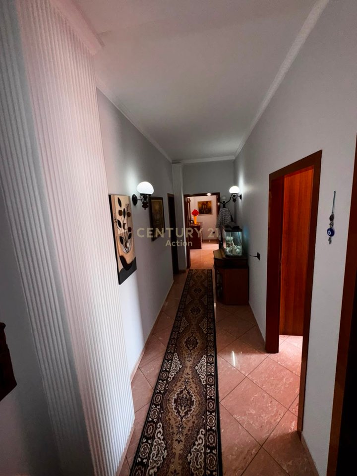 Jepet me qira apartament 2+1+2 me 3 ballkone – Rruga e Kavajës