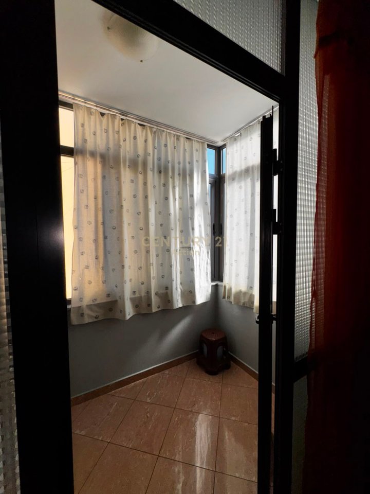 Jepet me qira apartament 2+1+2 me 3 ballkone – Rruga e Kavajës