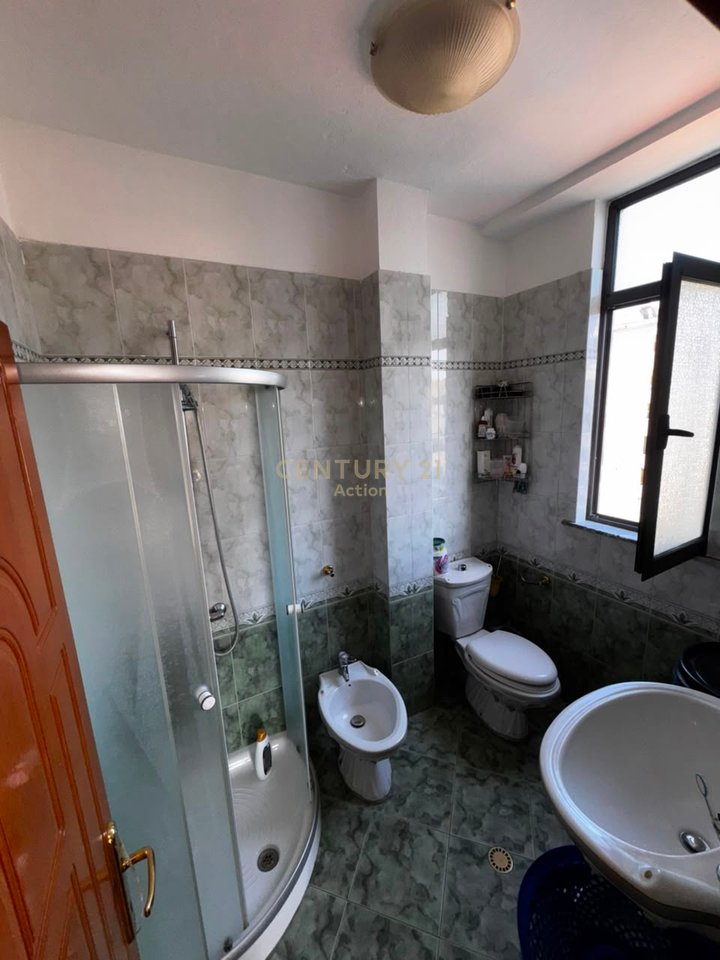 Jepet me qira apartament 2+1+2 me 3 ballkone – Rruga e Kavajës