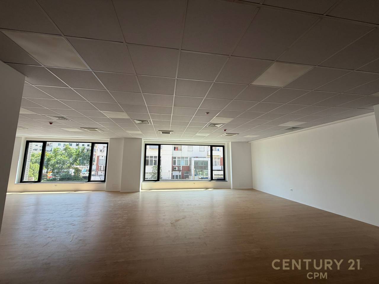 Office for rent at the "Delijorgji" Complex and 2 parking spaces