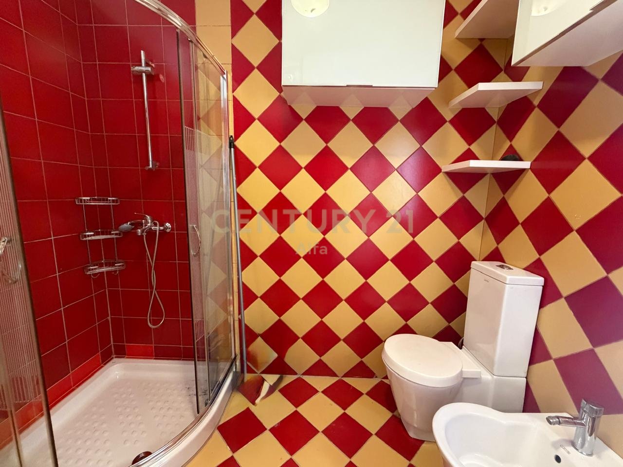 Jepet me qira apartament 2+1 tek Rruga e Kavajes!