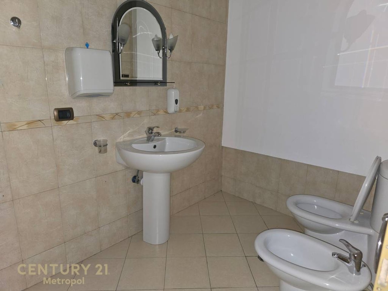 OFFICE FOR RENT IN BLLOK !