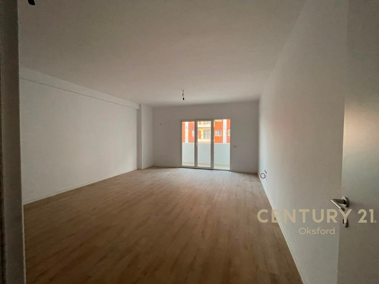 YZBERISHT, APARTAMENT 1+1 PER SHITJE