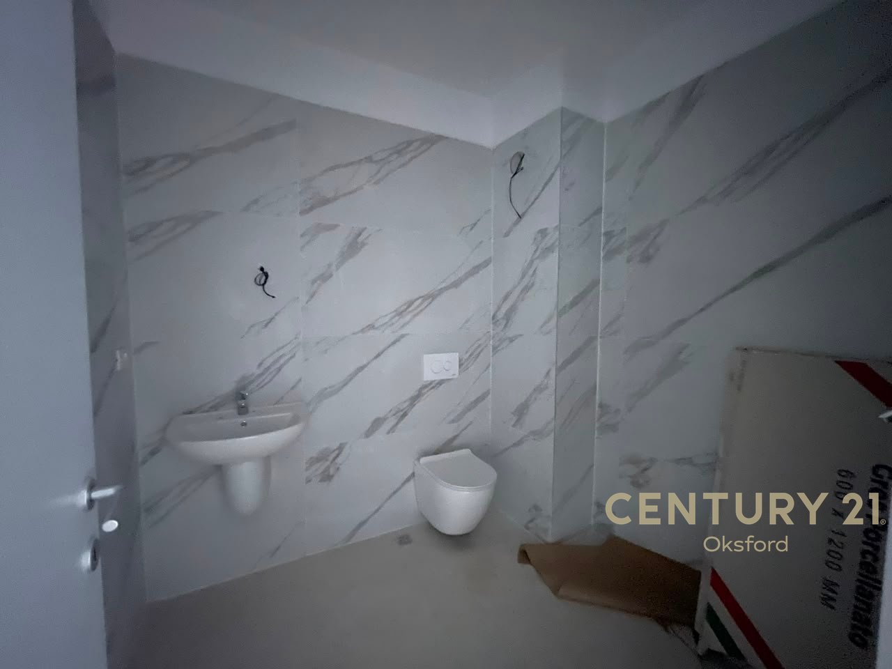 YZBERISHT, APARTAMENT 1+1 PER SHITJE