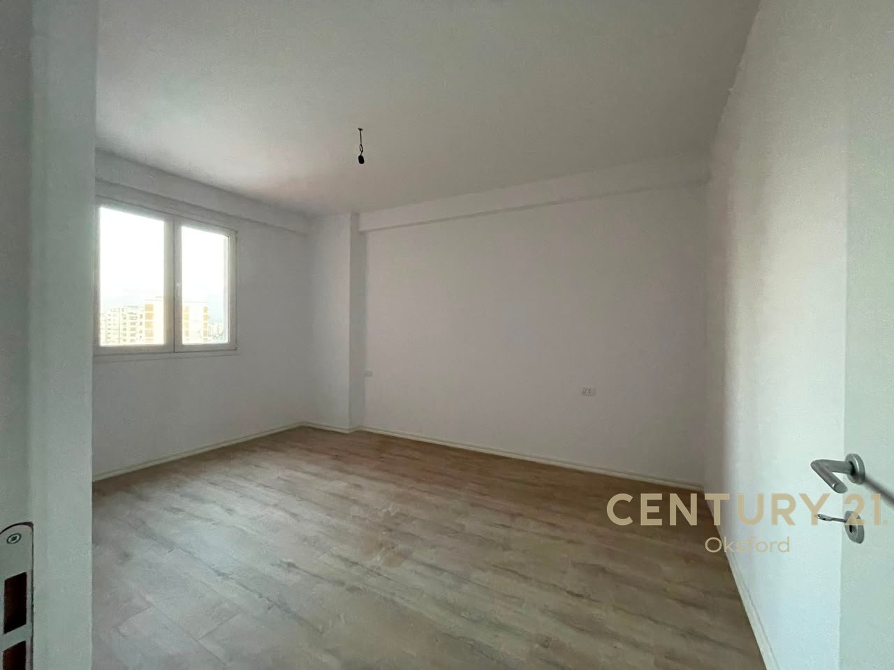 YZBERISHT, APARTAMENT 1+1 PER SHITJE