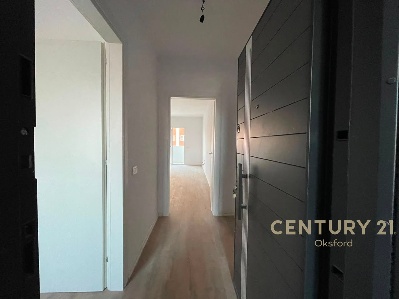 YZBERISHT, APARTAMENT 1+1 PER SHITJE