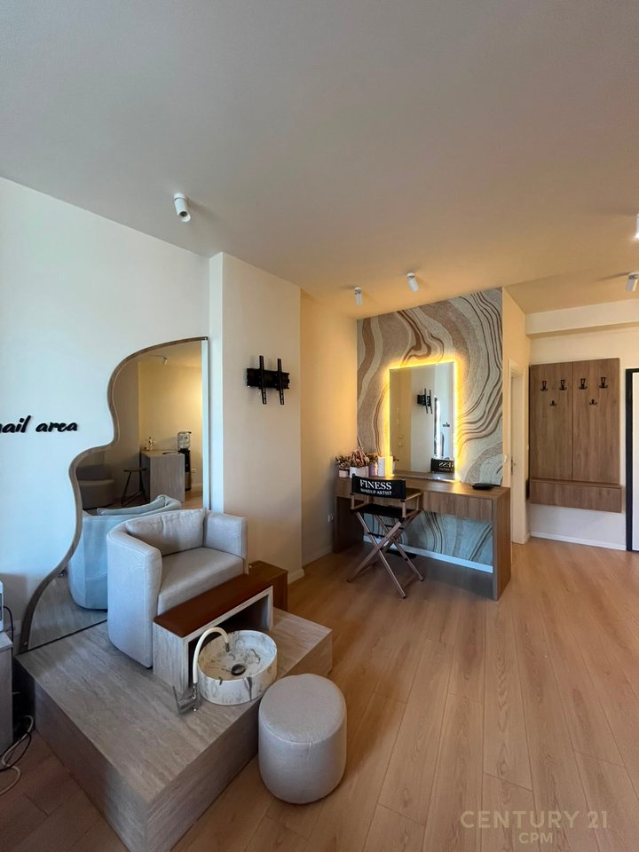 Jepet Per Qira Ambient Komercial Premium i Mobiluar, Gati për Biznes – Lake View