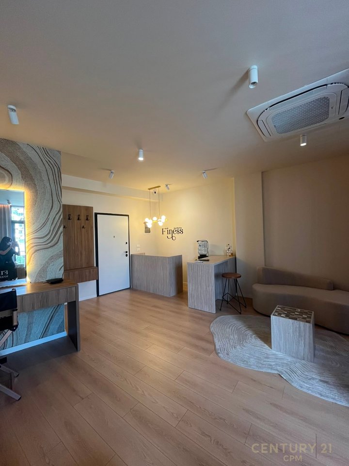 Jepet Per Qira Ambient Komercial Premium i Mobiluar, Gati për Biznes – Lake View