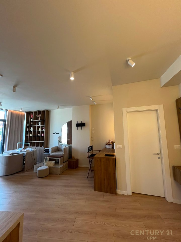 Jepet Per Qira Ambient Komercial Premium i Mobiluar, Gati për Biznes – Lake View