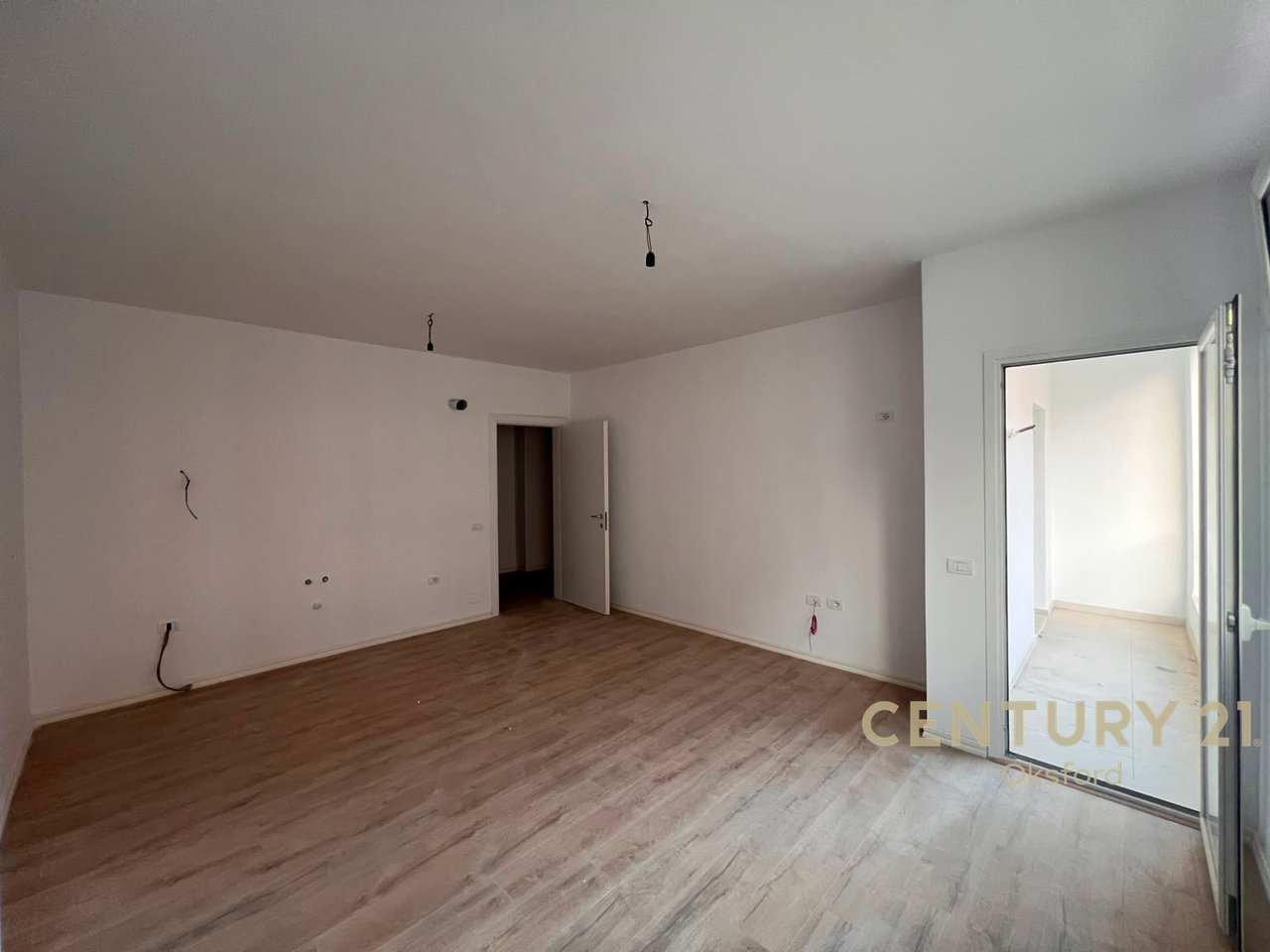 YZBERISHT, APARTAMENT 1+1 PER SHITJE