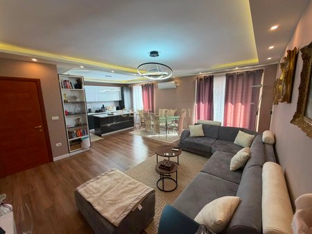 APARTAMENT 3+1+2 PER SHITJE PRANE THESARIT, FRESK!
