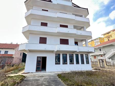NDËRTESË 4-KATËSHE PËR SHITJE – MUNDËSI IDEALE PËR INVESTIM DHE BANIM