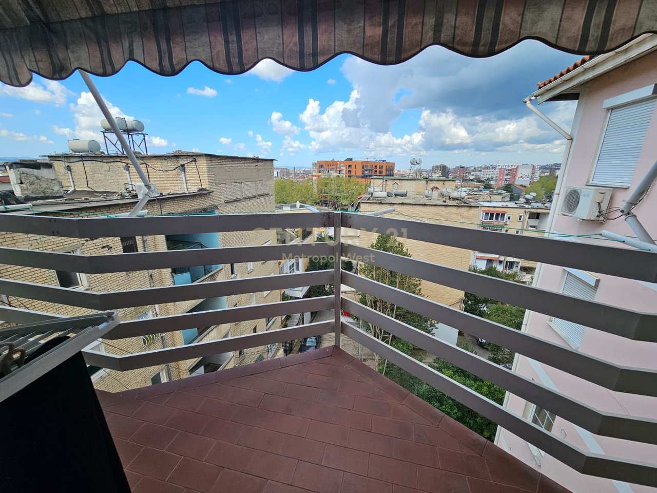 Vendesi in vendita 2+1 vicino alla Medreseja, Via Dibres