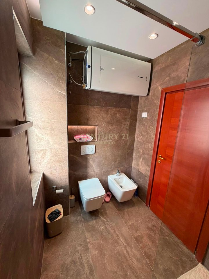 APARTAMENT 3+1+2 PER SHITJE PRANE THESARIT, FRESK!
