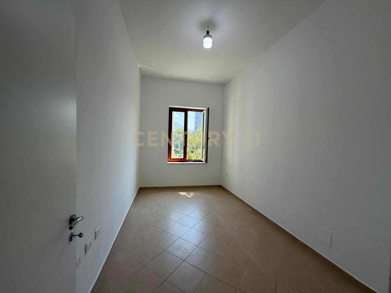 Appartamento 2+1 a Shallvaret – Vista sul Parco Rinia, Ideale per Uffici, Cliniche e Attività Prestigiose