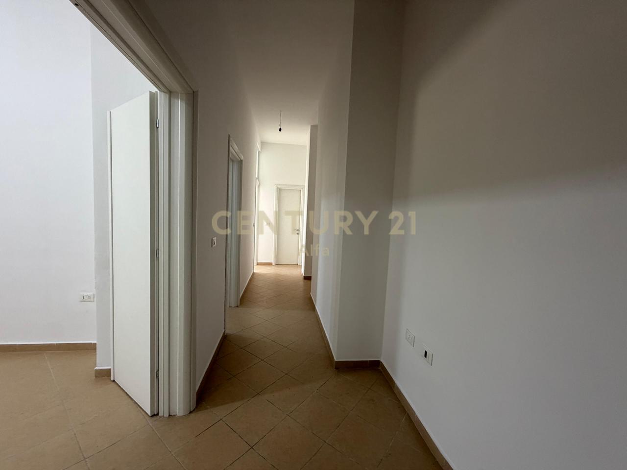 Appartamento 2+1 a Shallvaret – Vista sul Parco Rinia, Ideale per Uffici, Cliniche e Attività Prestigiose