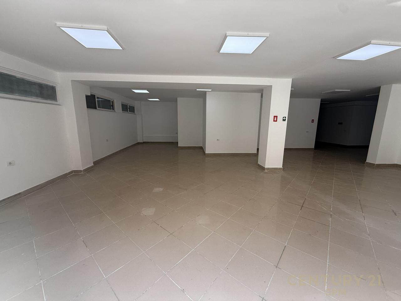 OKAZION!NJËSI KOMERCIALE PËR SHITJE PRANË SHKOLLËS SË BALETIT,NJËSIA NR.2 !