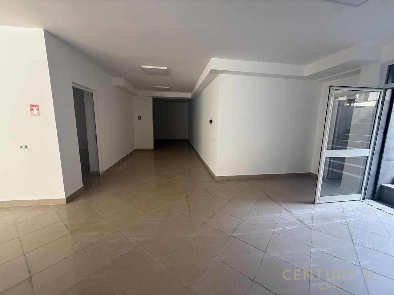 OKAZION!NJËSI KOMERCIALE PËR SHITJE PRANË SHKOLLËS SË BALETIT,NJËSIA NR.2 !
