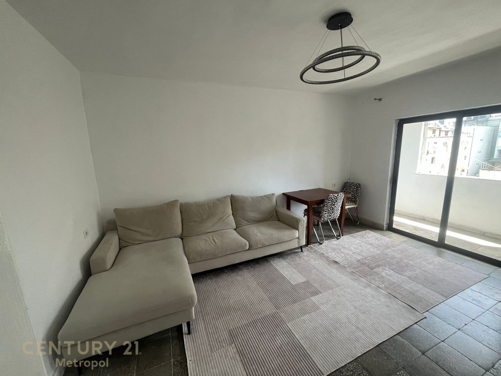 Apartament 1+1 për shitje pranë gjimnazit petro nini luarasi