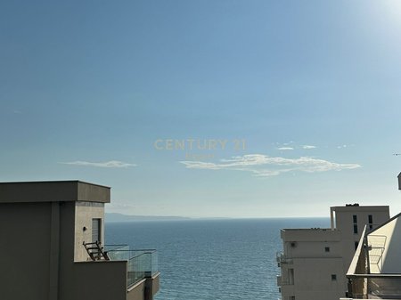 Apartament 2+1+2+ Post Parkim me verandë për shitje në Sarandë