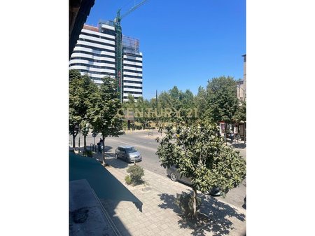 Ambient Komercial për Qira në Tiranën e Re – Lokacion Strategjik në Rrugë Kryesore