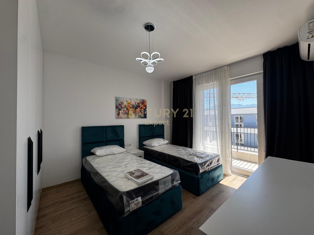 JAPIM ME QERA APARTAMENT 2+1 TE PABANUAR ME PARE TEK UNIVERS CITY!