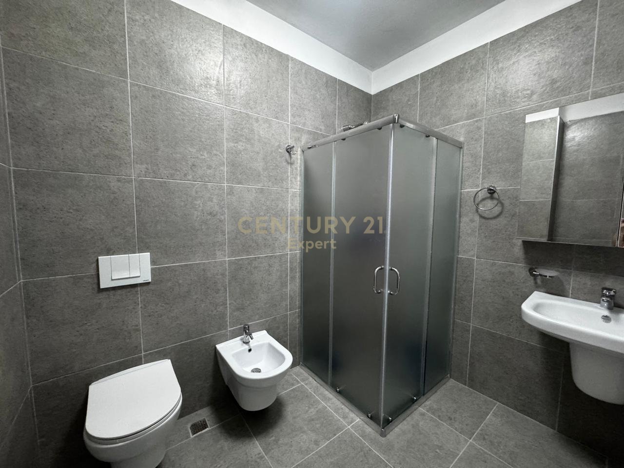 JAPIM ME QERA APARTAMENT 2+1 TE PABANUAR ME PARE TEK UNIVERS CITY!