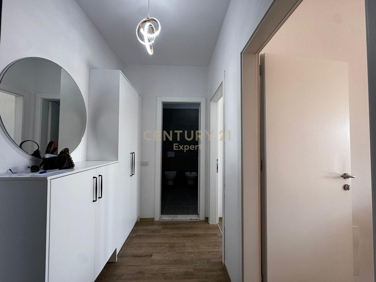 JAPIM ME QERA APARTAMENT 2+1 TE PABANUAR ME PARE TEK UNIVERS CITY!