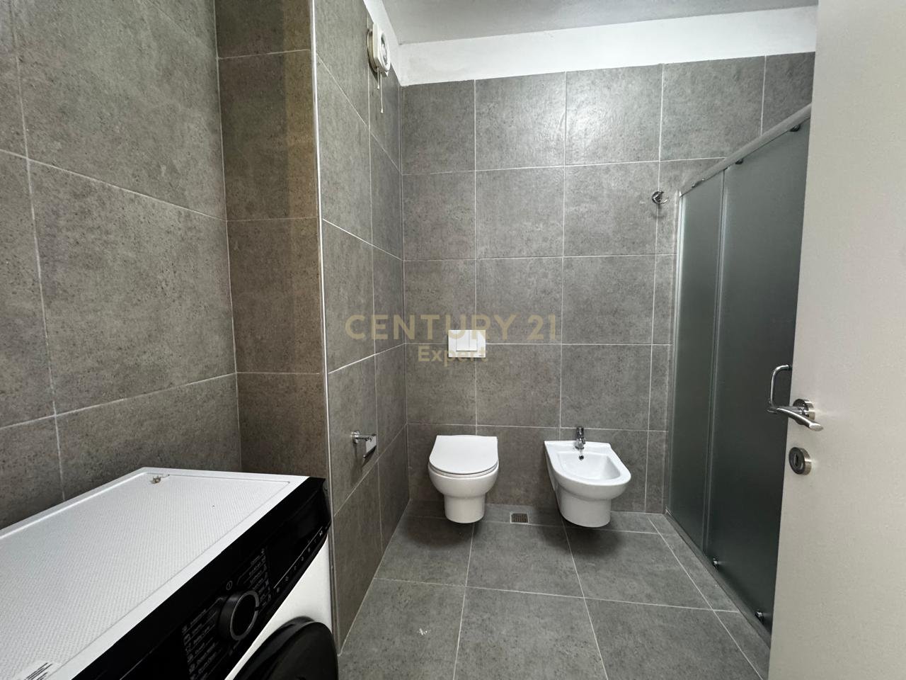 JAPIM ME QERA APARTAMENT 2+1 TE PABANUAR ME PARE TEK UNIVERS CITY!