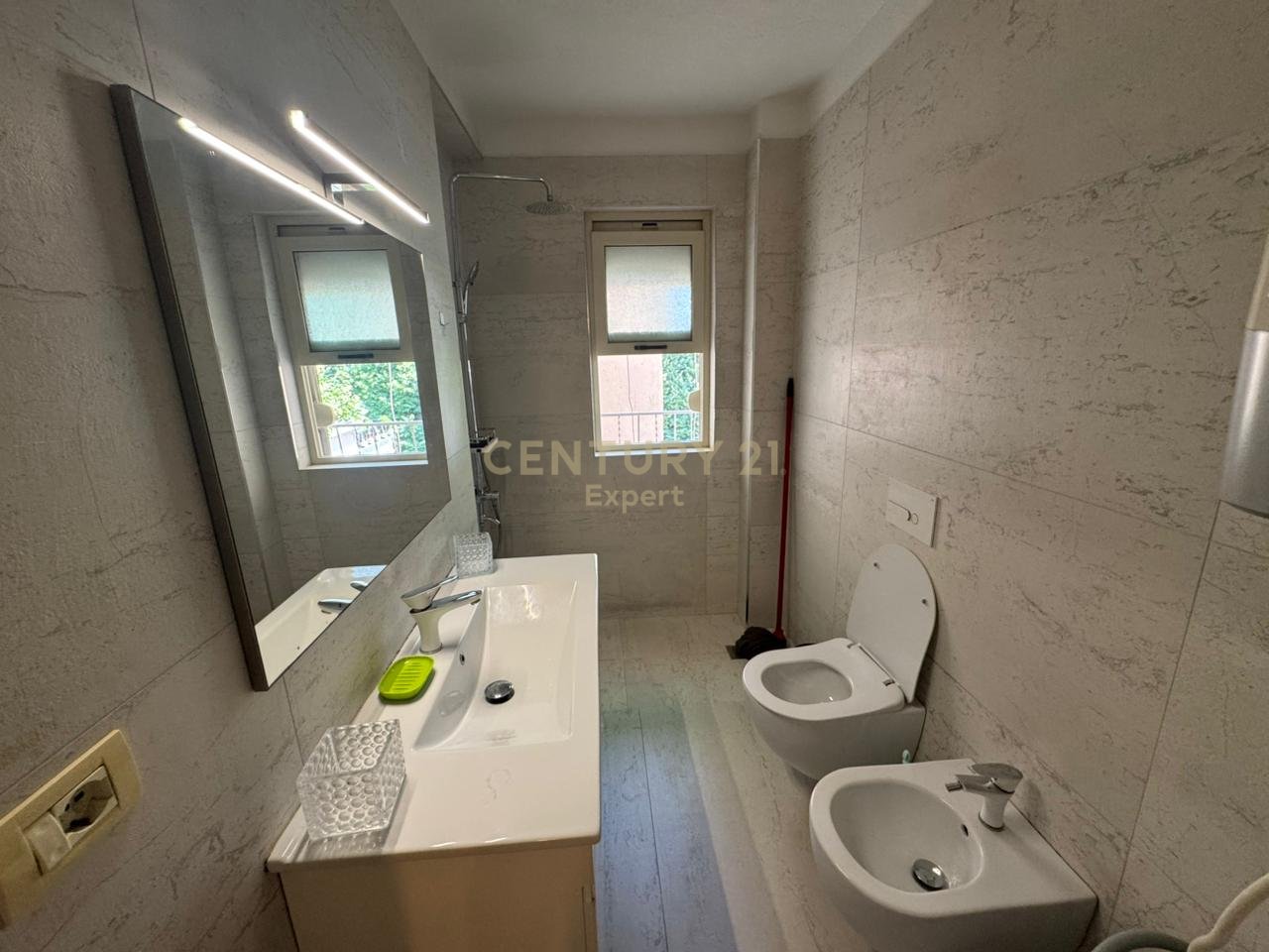 JEPET ME QIRA APARTAMENT 2+1 TEK ISH EKSPOZITA