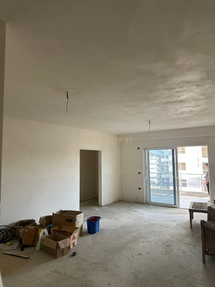 Apartament 2+1+2+ Post Parkim me verandë për shitje në Sarandë