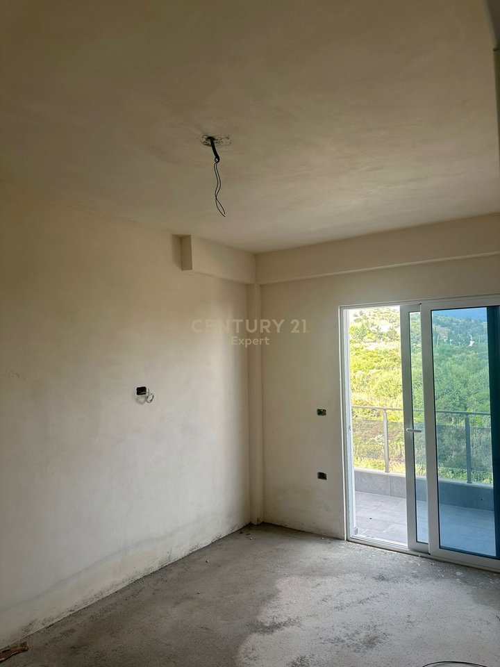 Apartament 2+1+2+ Post Parkim me verandë për shitje në Sarandë