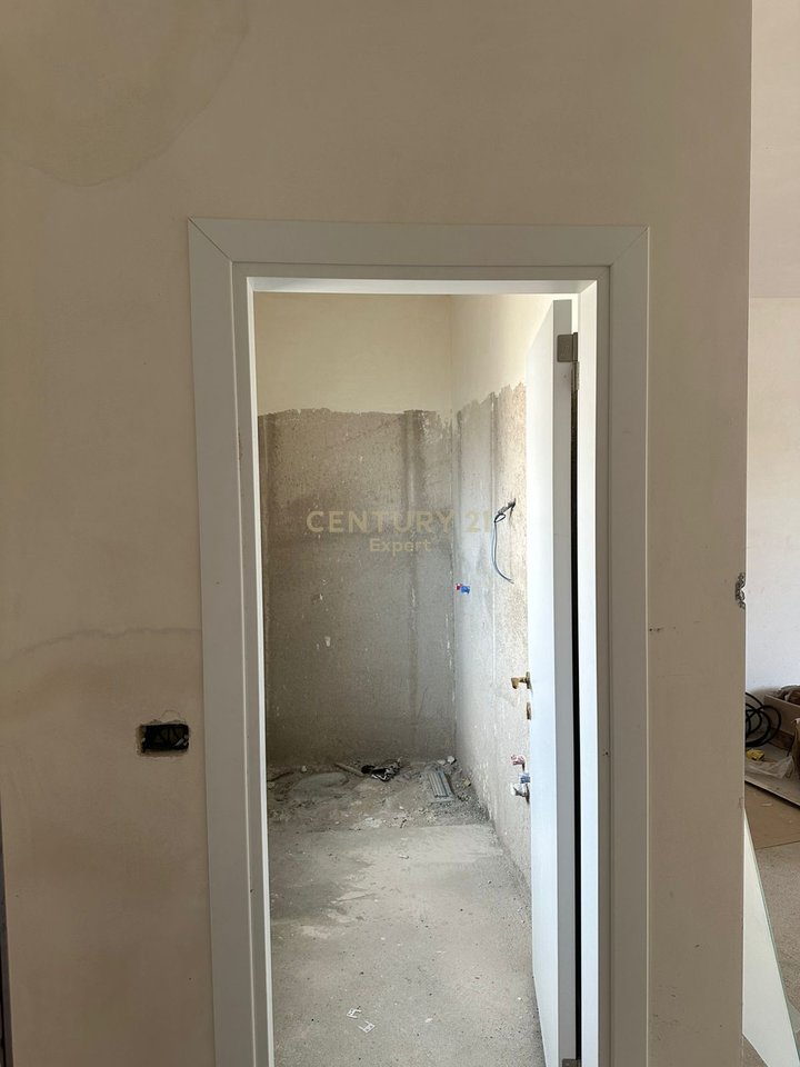 Apartament 2+1+2+ Post Parkim me verandë për shitje në Sarandë