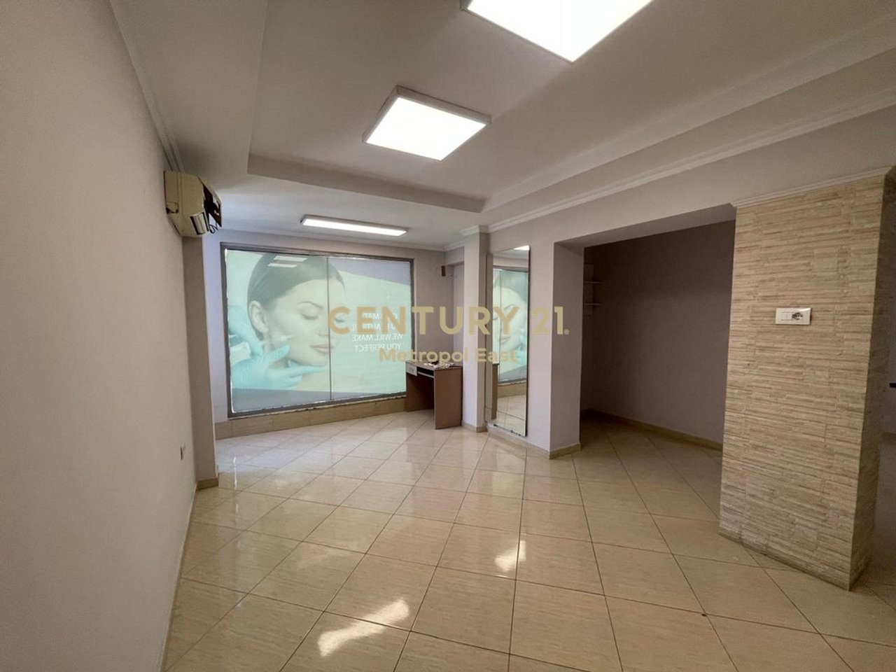 Ambient Komercial për Qira në Tiranën e Re – Lokacion Strategjik në Rrugë Kryesore